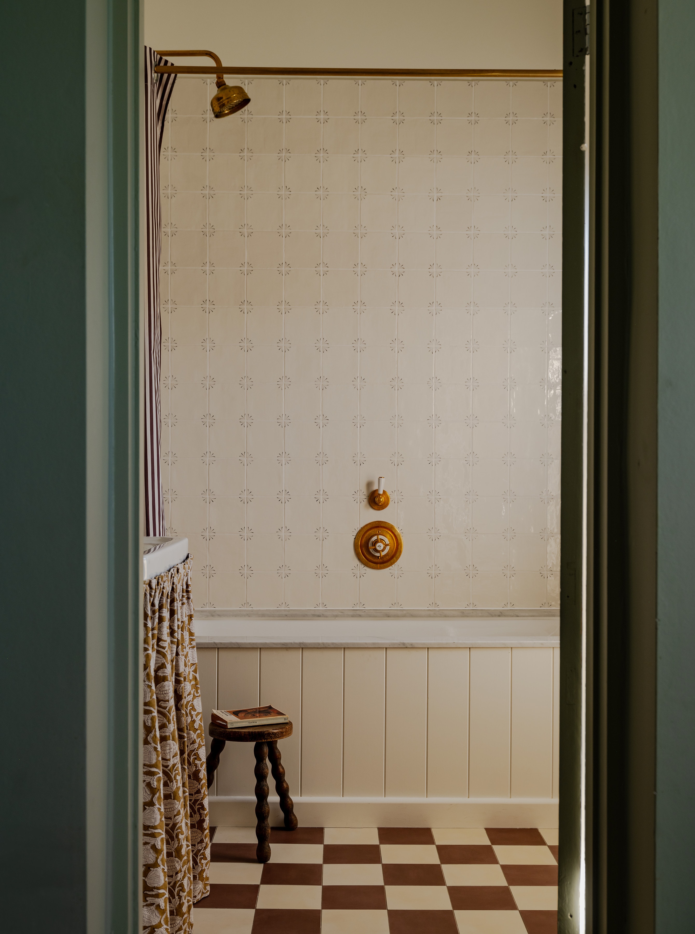 Green bathroom glimpsed through a doorway, De Beauvoir